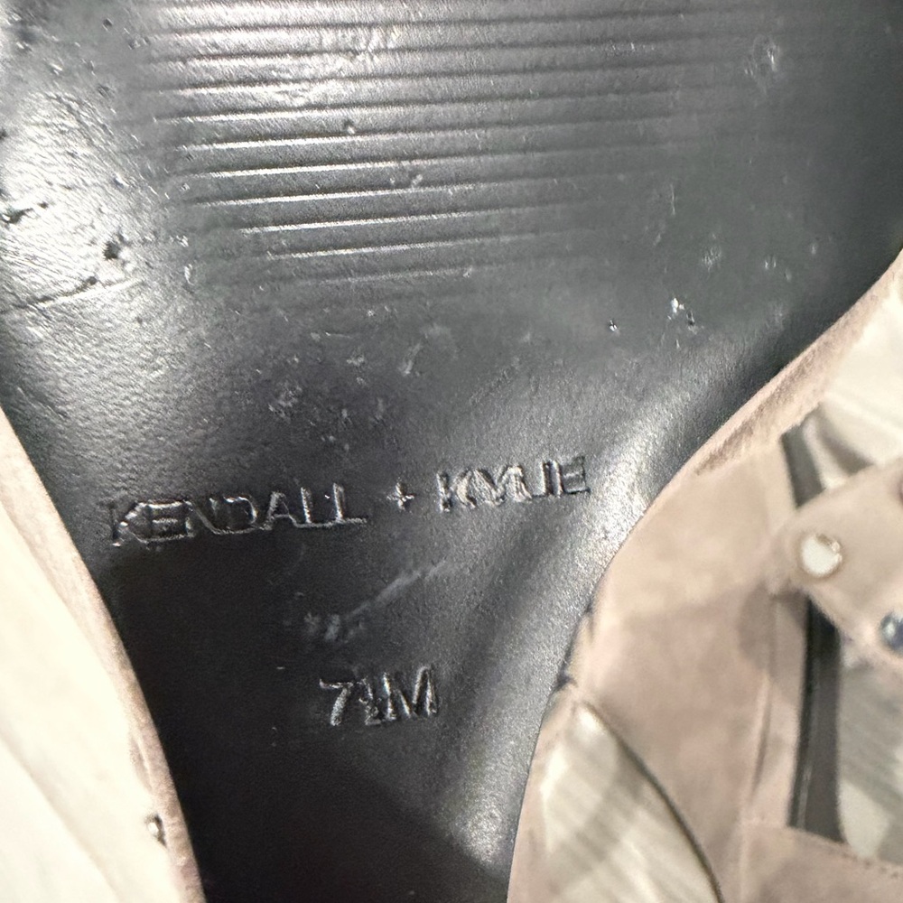 KENDALL & KYLIE Women’s Suede Wedge Sandal Heels. Size 7.5. Grey. Grommets. EUC - Picture 7 of 9